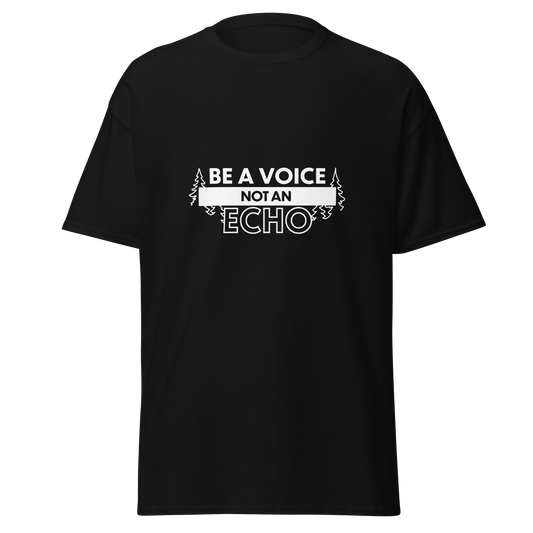 Musta unisex huumoripaita, jossa valkoinen printti: "BE A VOICE NOT AN ECHO". Typografia korostaa sanaa "ECHO" ja reunoilla näkyy kuusien ääriviivoja. Iskevä ja voimaannuttava sanoma – kielletään kaikki