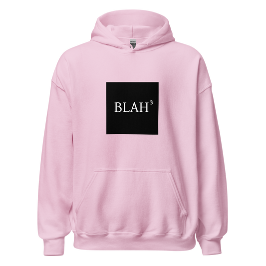 Vaaleanpunainen unisex-huppari, jossa musta laatikkoprintti ja valkoinen teksti "BLAH³". Pehmeä väri yhdistettynä tylsistyneeseen viestiin.