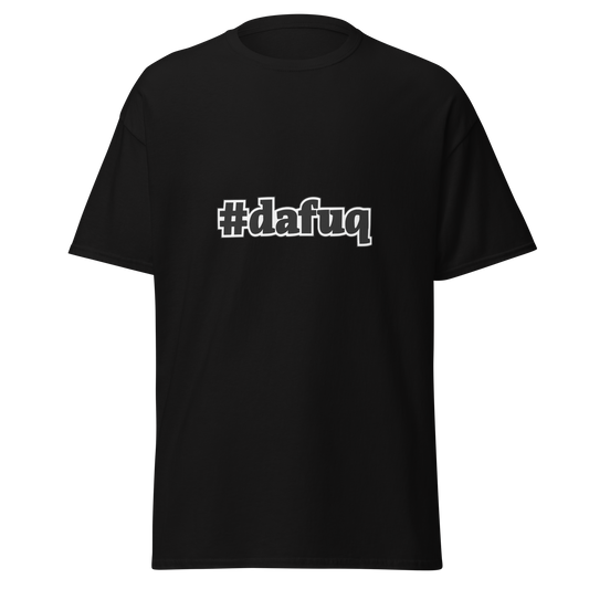 Musta unisex huumoripaita, jossa keskellä valkoinen teksti "#dafuq" mustilla varjostuksilla. Typografia on sarjakuvamainen ja ironinen – kielletään kaikki