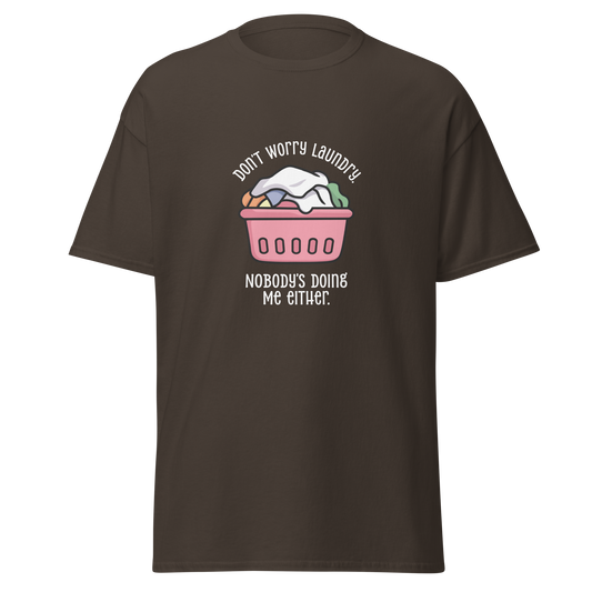 Unisex tummansininen t-paita, jossa vaaleanpunainen pyykkikori ja teksti "Don't worry laundry. Nobody's doing me either." Rento ja ironinen printti sopii täydellisesti väsähtäneisiin päiviin.