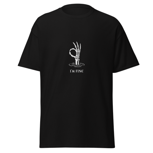 Musta unisex t-paita, jossa valkoinen luuranko tekee OK-merkin veden pinnasta. Mustavalkoinen printtipaita synkällä huumorilla – "I'm fine" ironisoi todellisuuden.