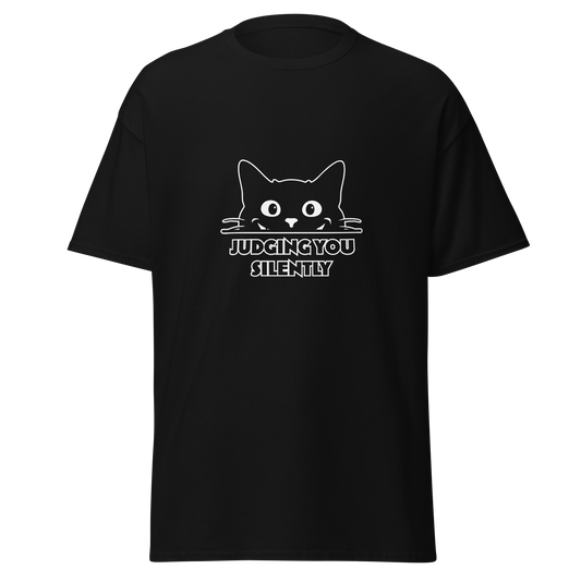 Musta unisex huumoripaita, jonka keskellä valkoinen piirroskuva tuijottavasta kissasta. Katseen alla lukee valkoisella tekstillä ”JUDGING YOU SILENTLY” – kielletään kaikki