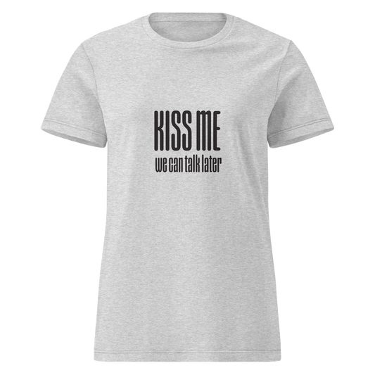Harmaa naisten t-paita, jossa musta teksti 'KISS ME – we can talk later'. Kevyt huumoriprintti Kielletään Kaikki -verkkokaupasta.