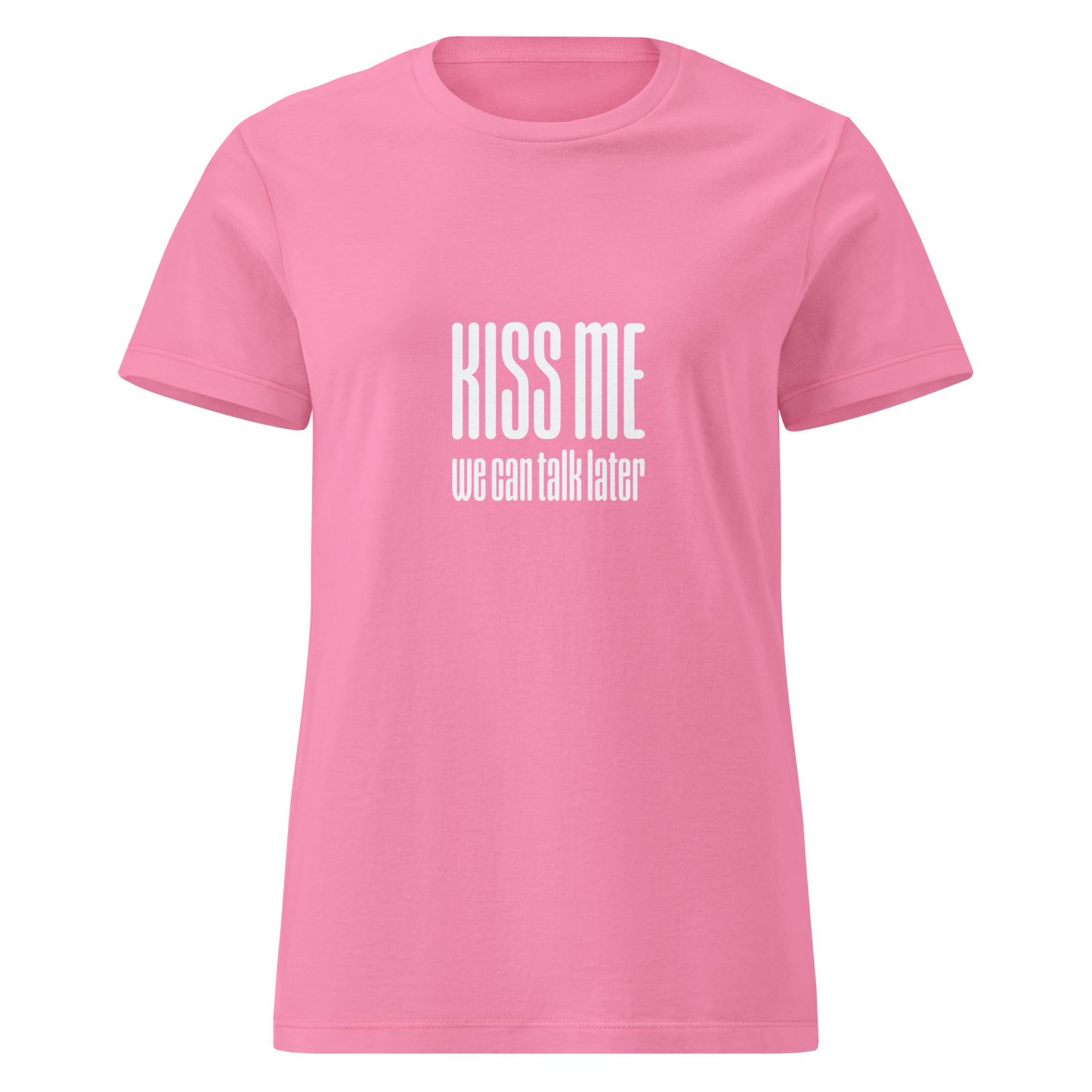 Pinkki huumoripaita naisille, tekstillä 'KISS ME – we can talk later'. Kielletään Kaikki -brändin värikäs ja flirttaileva design.