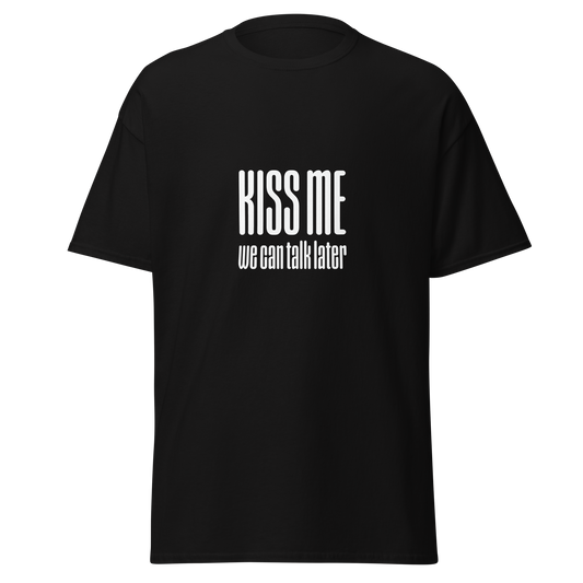 Musta unisex t-paita, jossa valkoinen teksti 'KISS ME – we can talk later'. Rohkea printti Kielletään Kaikki -verkkokaupasta.
