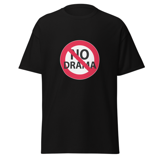 Musta unisex t-paita, jonka keskellä on punainen kieltomerkkiä muistuttava painatus. Ympyrän sisällä valkoinen teksti 'NO DRAMA', jonka päällä vinottain kulkee punainen viiva. Graafinen printti jäljittelee liikennemerkkiä ja kertoo vahvasta asenteesta – ei draamaa, kiitos. Täydellinen huumoripaita rauhanhaluiselle – kielletään kaikki.