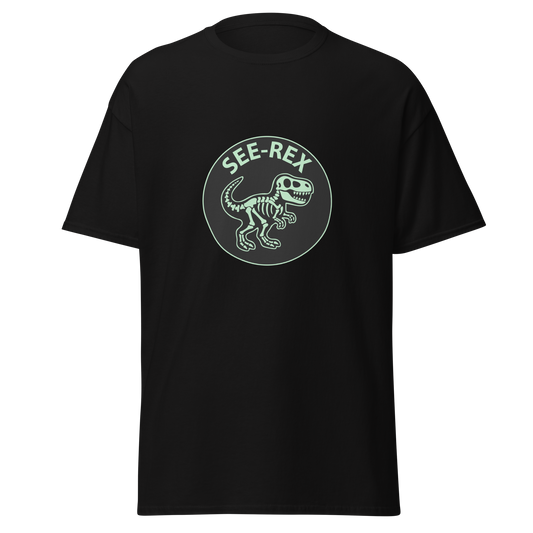 Musta unisex t-paita, jossa vihreällä tekstillä "SEE-REX" ja röntgenkuvalla dinosauruksesta. Näkökykyään epäilevä T-Rex esitetty läpivalaisuna – täydellinen paita terävälle huumorille ja esihistorialliselle tyylille. Osa Kielletään Kaikki -malliston ironista streetwearia.