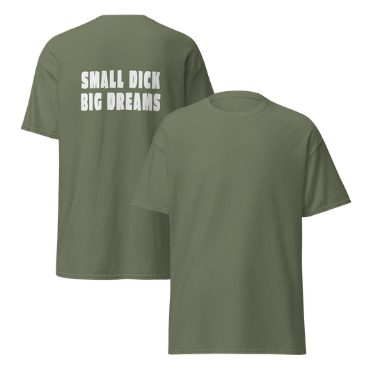 Sammaleenvihreä unisex t-paita, jossa selässä valkoinen teksti "SMALL DICK BIG DREAMS". Maastohenkinen väri kohtaa urbaanin huumorin tässä oivaltavassa printtipaidassa.