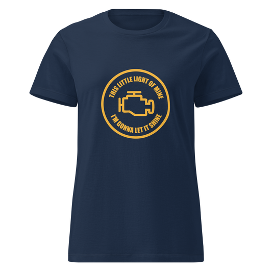 Naisten tummansininen t-paita, jossa keltainen printti auton moottorin vikavalosta. Kuvan ympärillä teksti “THIS LITTLE LIGHT OF MINE I'M GONNA LET IT SHINE”. Autoilijan mustaa huumoria tyylikkäässä paketissa.