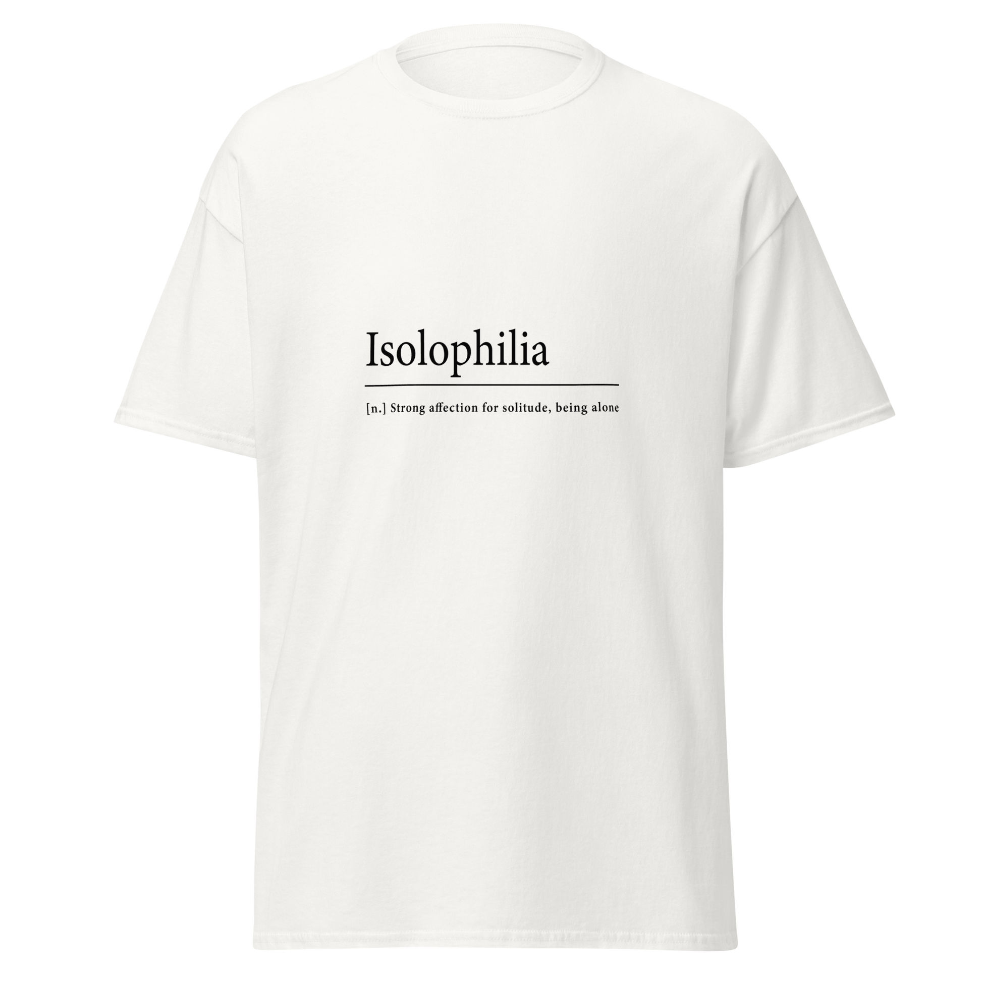 Valkoinen t-paita, jonka keskellä lukee mustalla tekstillä: 'Isolophilia' ja sen alla pienemmällä kursivoidulla tekstillä '[n.] Strong affection for solitude, being alone'. Molemmat rivit on erotettu vaakaviivalla.