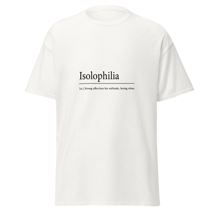 Valkoinen t-paita, jonka keskellä lukee mustalla tekstillä: 'Isolophilia' ja sen alla pienemmällä kursivoidulla tekstillä '[n.] Strong affection for solitude, being alone'. Molemmat rivit on erotettu vaakaviivalla.