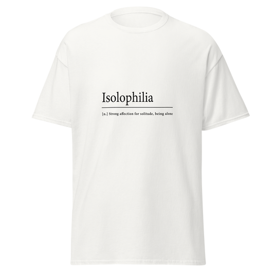 Valkoinen t-paita, jonka keskellä lukee mustalla tekstillä: 'Isolophilia' ja sen alla pienemmällä kursivoidulla tekstillä '[n.] Strong affection for solitude, being alone'. Molemmat rivit on erotettu vaakaviivalla.