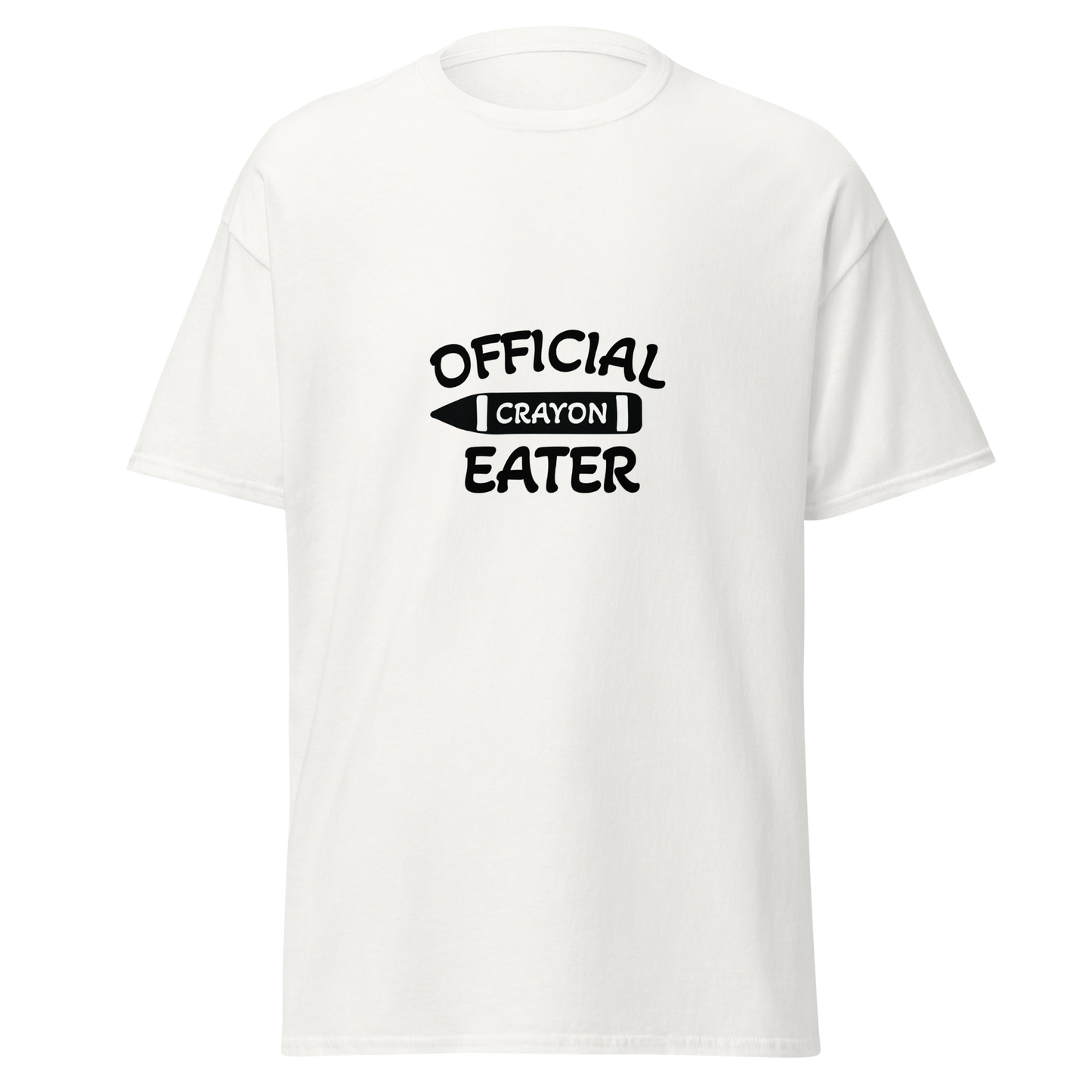 Valkoinen t-paita, jonka etupuolella on musta teksti "OFFICIAL CRAYON EATER" ja keskellä iso vahakynän kuva.