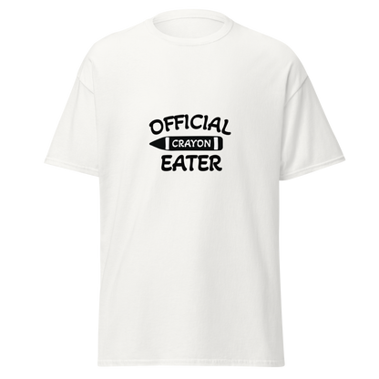 Valkoinen t-paita, jonka etupuolella on musta teksti "OFFICIAL CRAYON EATER" ja keskellä iso vahakynän kuva.