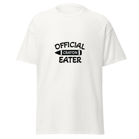 Valkoinen t-paita, jonka etupuolella on musta teksti "OFFICIAL CRAYON EATER" ja keskellä iso vahakynän kuva.