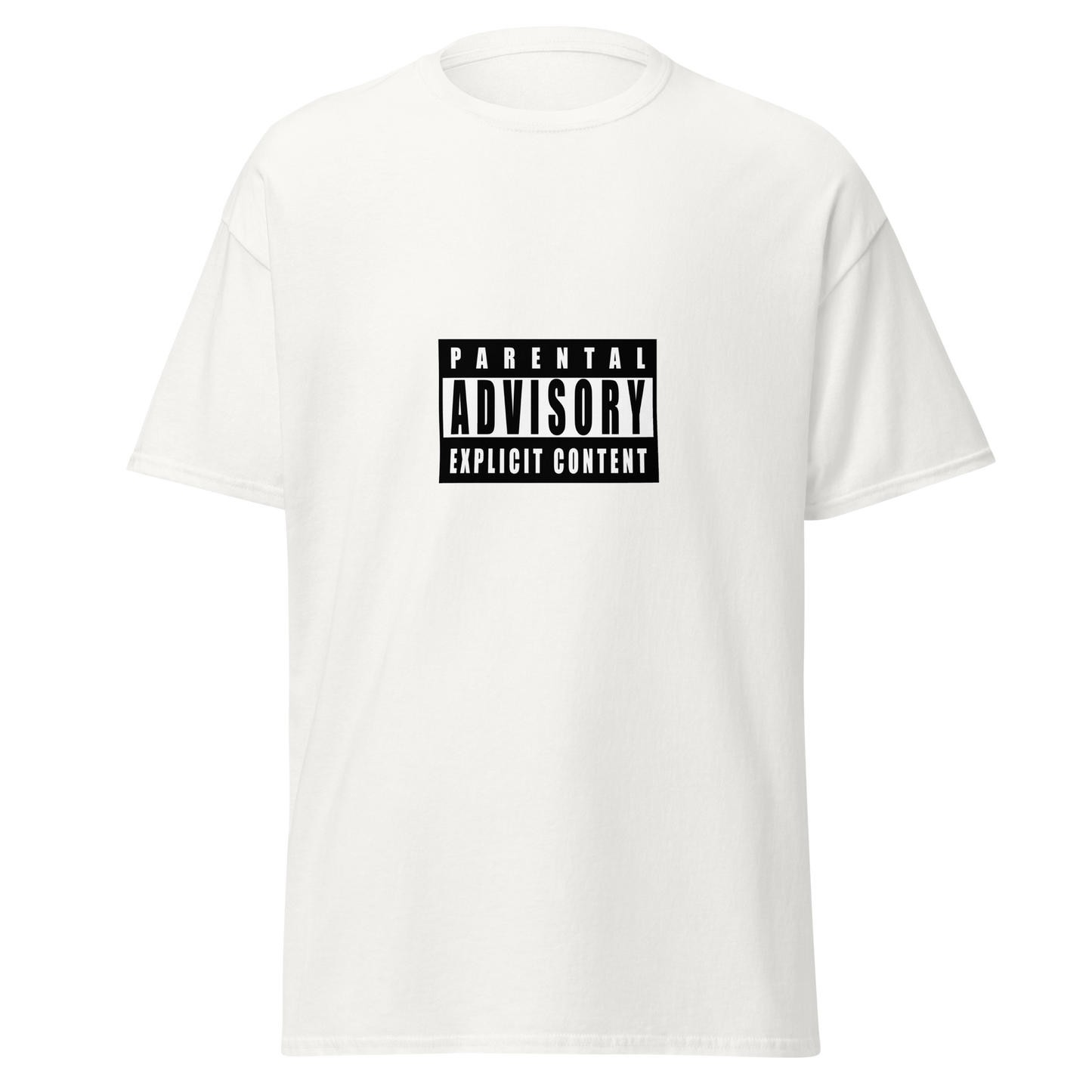 Valkoinen t-paita, jossa keskellä klassinen mustavalkoinen 'Parental Advisory – Explicit Content' -varoitusmerkki
