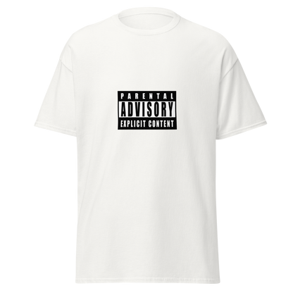 Valkoinen t-paita, jossa keskellä klassinen mustavalkoinen 'Parental Advisory – Explicit Content' -varoitusmerkki