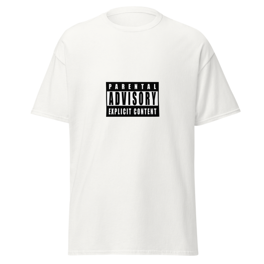 Valkoinen t-paita, jossa keskellä klassinen mustavalkoinen 'Parental Advisory – Explicit Content' -varoitusmerkki
