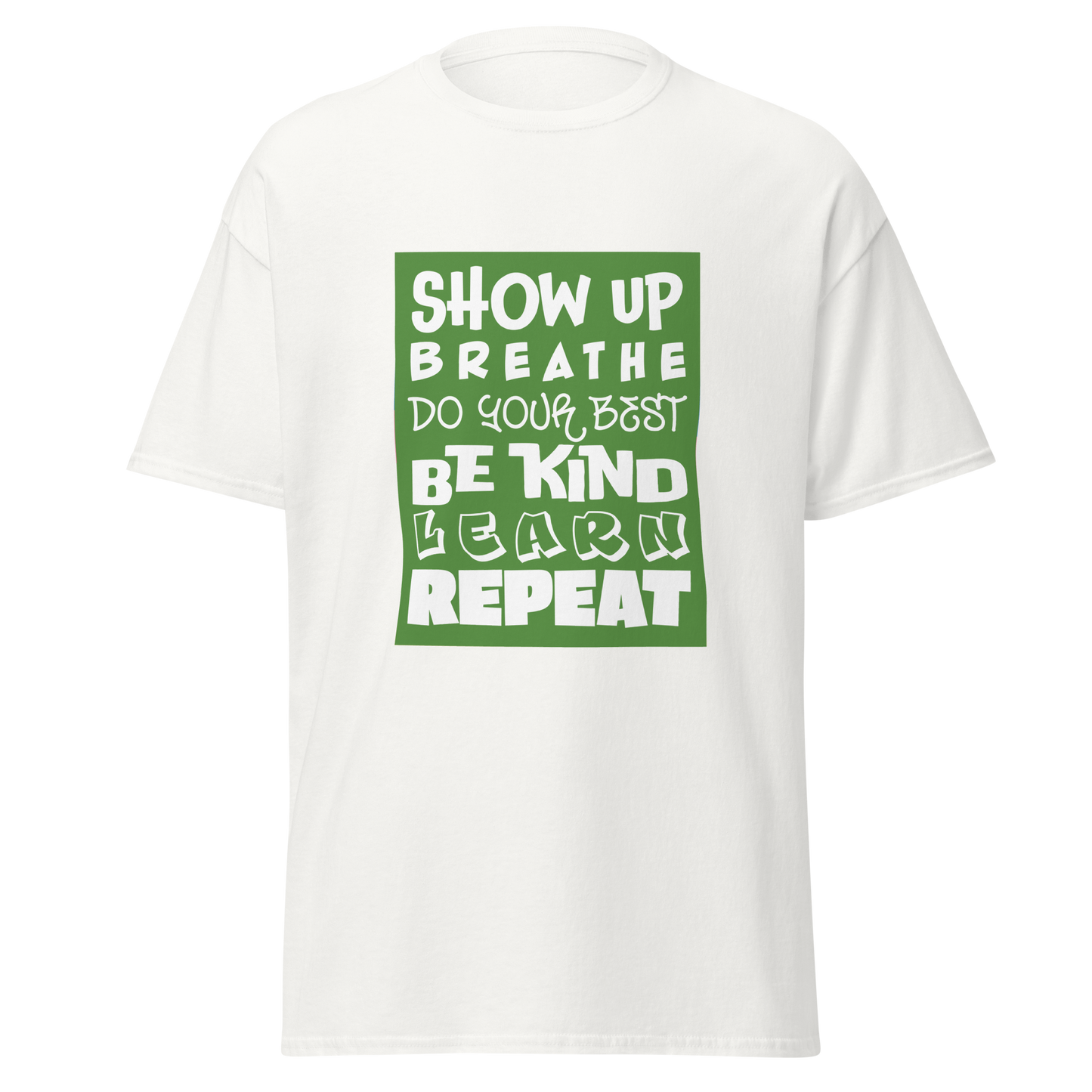 Valkoinen t-paita, jossa on vihreä suorakulmainen painatus. Tekstissä lukee valkoisella eri fonttityyleillä: 'SHOW UP, BREATHE, DO YOUR BEST, BE KIND, LEARN, REPEAT'."
