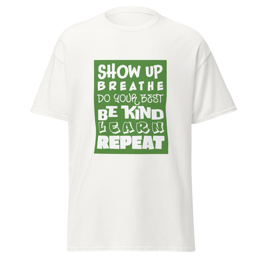 Valkoinen t-paita, jossa on vihreä suorakulmainen painatus. Tekstissä lukee valkoisella eri fonttityyleillä: 'SHOW UP, BREATHE, DO YOUR BEST, BE KIND, LEARN, REPEAT'."