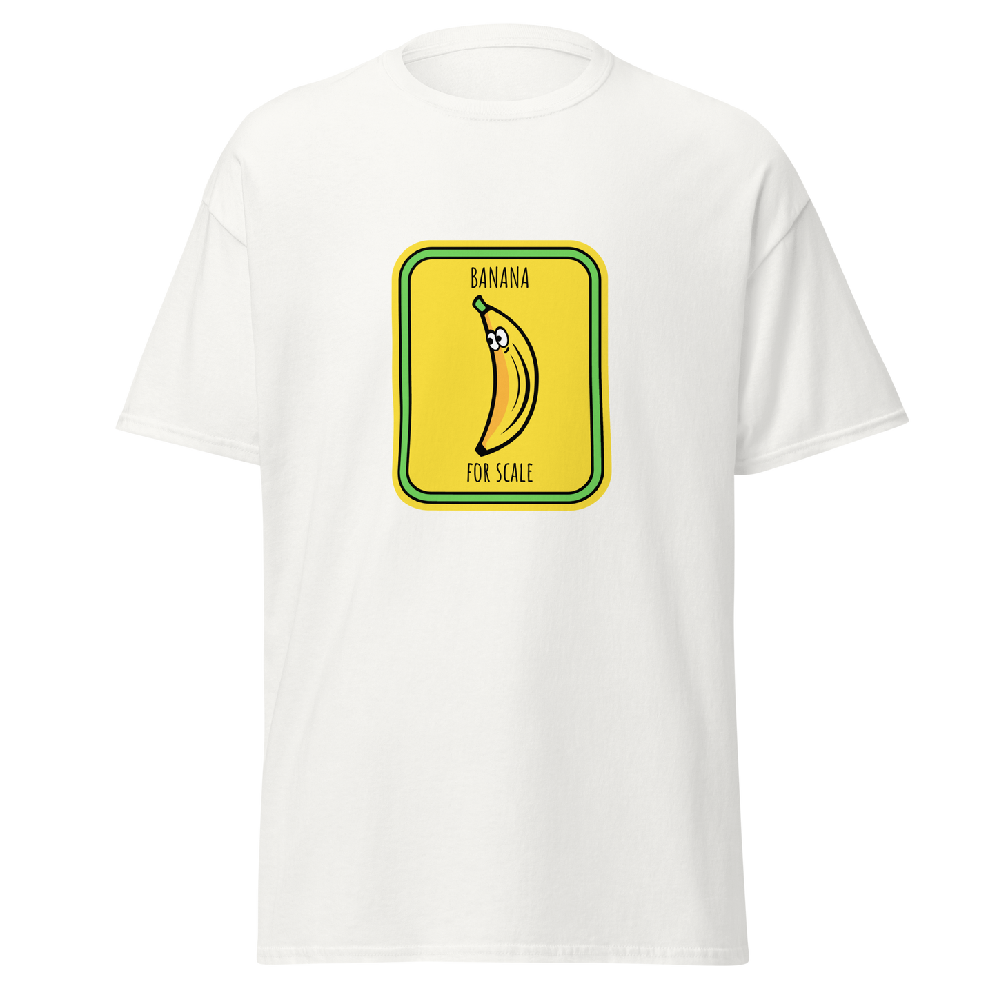 Valkoinen unisex huumoripaita, jonka keskellä on kirkkaankeltainen, liikennemerkin muotoinen painatus. Kuvassa sarjakuvatyylinen banaani, jonka yläosassa on silmät. Tekstit "BANANA" ylhäällä ja "FOR SCALE" alhaalla – kielletään kaikki