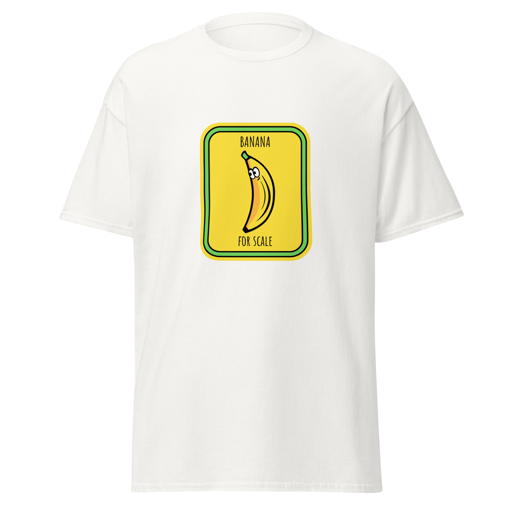Valkoinen unisex huumoripaita, jonka keskellä on kirkkaankeltainen, liikennemerkin muotoinen painatus. Kuvassa sarjakuvatyylinen banaani, jonka yläosassa on silmät. Tekstit "BANANA" ylhäällä ja "FOR SCALE" alhaalla – kielletään kaikki