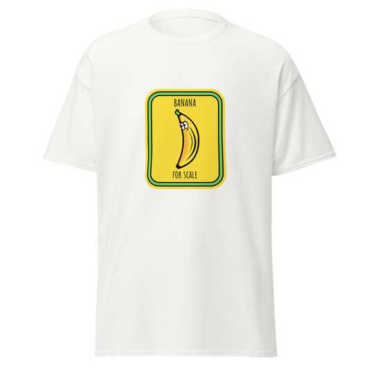 Valkoinen unisex huumoripaita, jonka keskellä on kirkkaankeltainen, liikennemerkin muotoinen painatus. Kuvassa sarjakuvatyylinen banaani, jonka yläosassa on silmät. Tekstit "BANANA" ylhäällä ja "FOR SCALE" alhaalla – kielletään kaikki