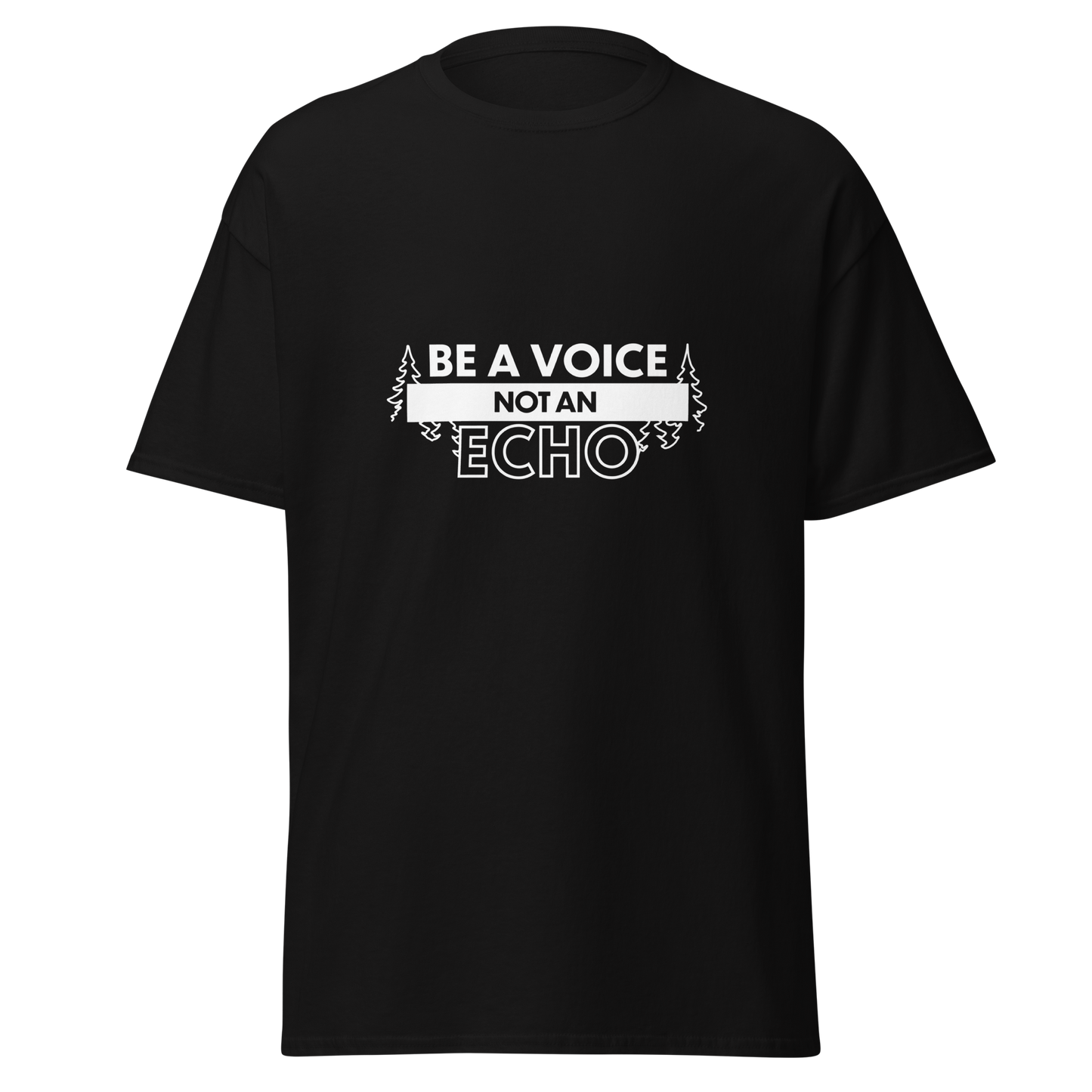 Musta unisex huumoripaita, jossa valkoinen printti: "BE A VOICE NOT AN ECHO". Typografia korostaa sanaa "ECHO" ja reunoilla näkyy kuusien ääriviivoja. Iskevä ja voimaannuttava sanoma – kielletään kaikki