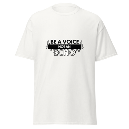 Valkoinen unisex huumoripaita, jonka keskellä on musta painatus: teksti "BE A VOICE NOT AN ECHO" riveittäin. Viimeinen sana "ECHO" on suurin ja korostettu. Reunoilla on pieniä kuusipuun siluetteja. Design yhdistää vahvan viestin omaperäisyydestä ja itsenäisestä ajattelusta metsähenkiseen visuaaliseen tyyliin. Kielletään Kaikki!
