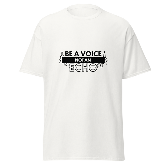 Valkoinen unisex huumoripaita, jonka keskellä on musta painatus: teksti "BE A VOICE NOT AN ECHO" riveittäin. Viimeinen sana "ECHO" on suurin ja korostettu. Reunoilla on pieniä kuusipuun siluetteja. Design yhdistää vahvan viestin omaperäisyydestä ja itsenäisestä ajattelusta metsähenkiseen visuaaliseen tyyliin. Kielletään Kaikki!