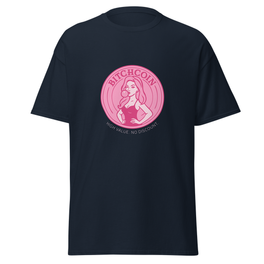 Tummansininen unisex t-paita, jossa vaaleanpunainen kolikkoprintti. Kuvassa pin-up-henkinen nainen puhaltaa purkkapalloa ja ympärillä teksti "BITCHCOIN – High value. No discount."