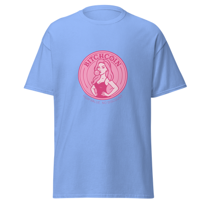 Taivaansininen unisex t-paita, jossa keskellä pinkki kolikkoprintti. Kolikossa pin-up-nainen puhaltaa purkkapalloa ja teksti "BITCHCOIN – High value. No discount."