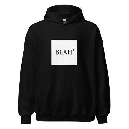 Musta unisex-huppari, jossa valkoinen laatikkoprintti ja mustalla tekstillä "BLAH³". Yksinkertainen ja tyylikäs paita, joka ei jaksa kiinnostua.