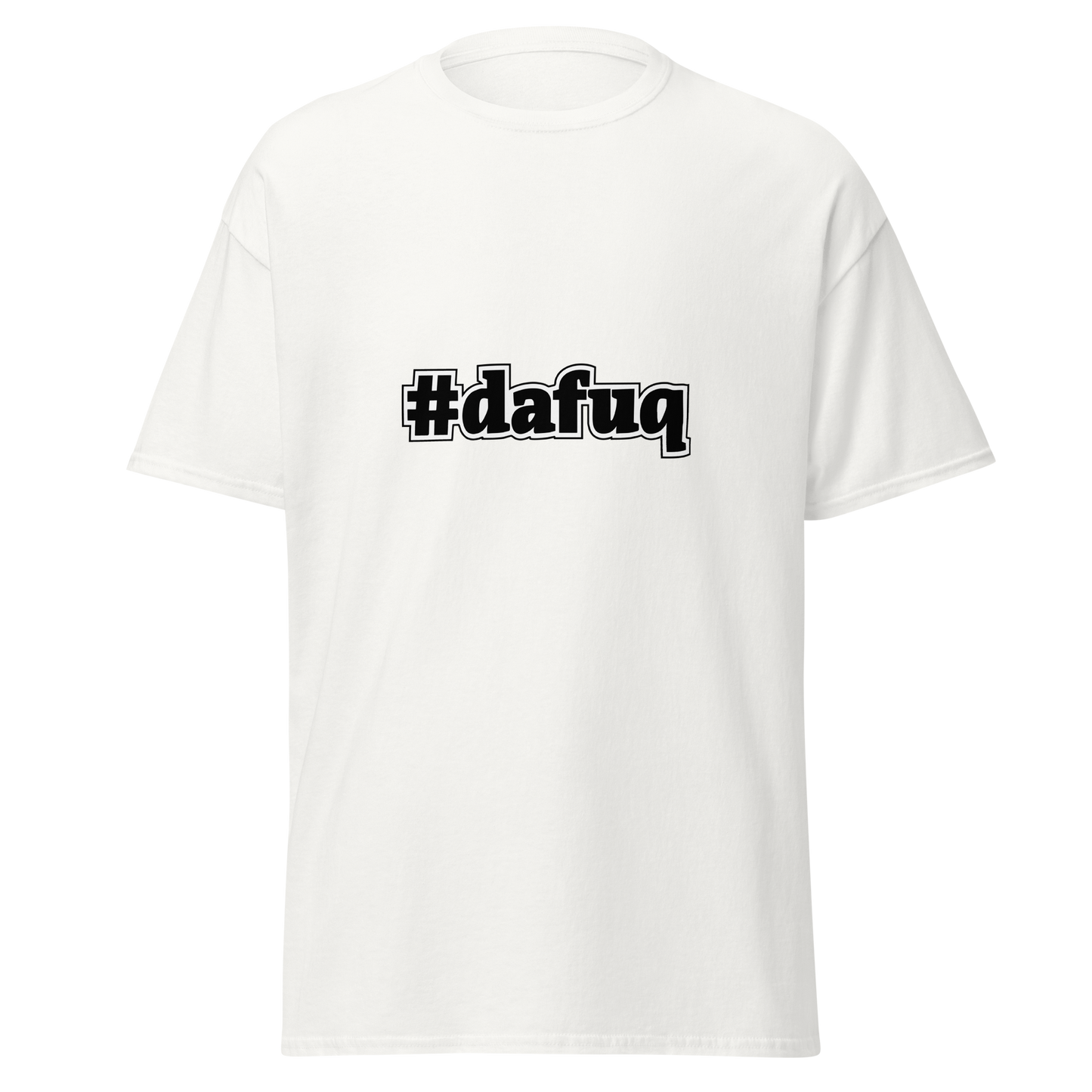 Valkoinen unisex huumoripaita, jonka keskellä on iso musta hashtag-teksti "#dafuq" valkoisella ääriviivalla. Minimalistinen ja provosoiva design – kielletään kaikki