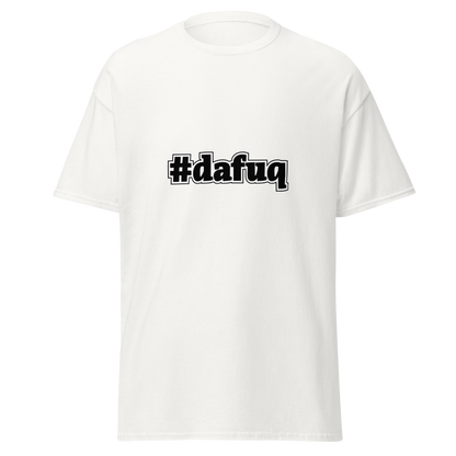 Valkoinen unisex huumoripaita, jonka keskellä on iso musta hashtag-teksti "#dafuq" valkoisella ääriviivalla. Minimalistinen ja provosoiva design – kielletään kaikki