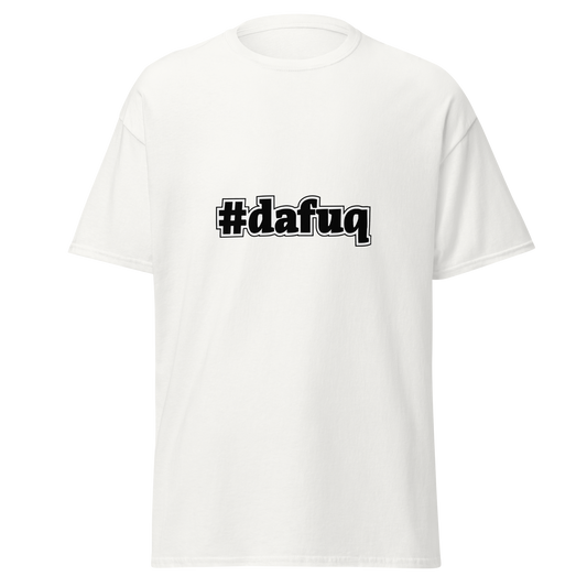Valkoinen unisex huumoripaita, jonka keskellä on iso musta hashtag-teksti "#dafuq" valkoisella ääriviivalla. Minimalistinen ja provosoiva design – kielletään kaikki