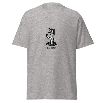 Meleerattu harmaa unisex t-paita, jossa OK-merkkiä tekevä luuranko ja ironinen teksti "I'm fine". Tämä luurankokuvio tekee paidasta iskevän arjen ironiaan.
