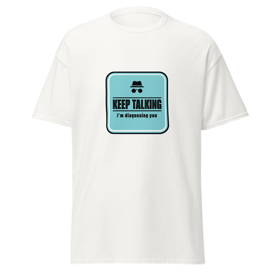 Unisex huumoripaita, valkoinen. Edessä sininen kylttiprintti, jossa teksti "Keep talking I’m diagnosing you". Kielletään Kaikki labran printtimallisto.