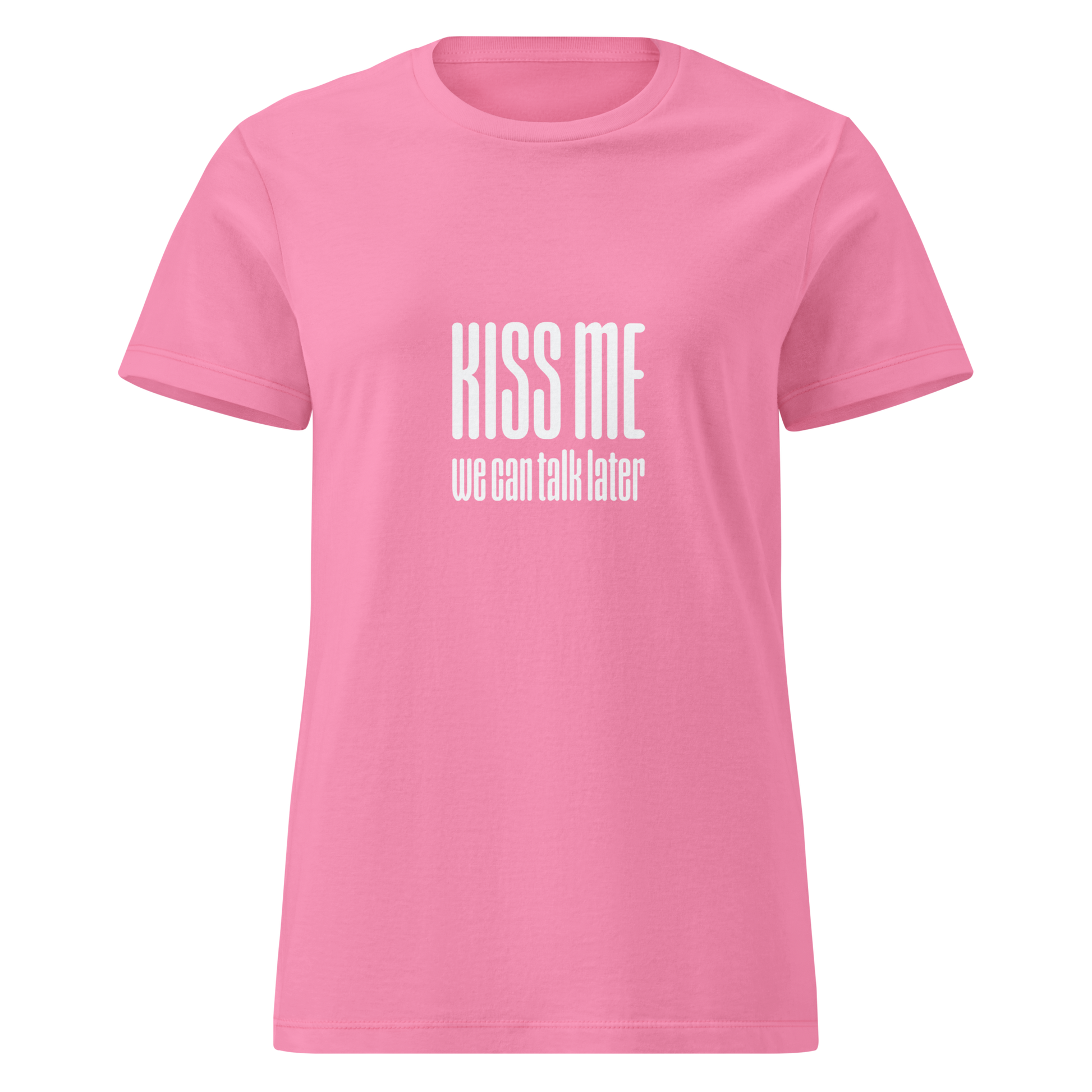 Pinkki huumoripaita naisille, tekstillä 'KISS ME – we can talk later'. Kielletään Kaikki -brändin värikäs ja flirttaileva design.