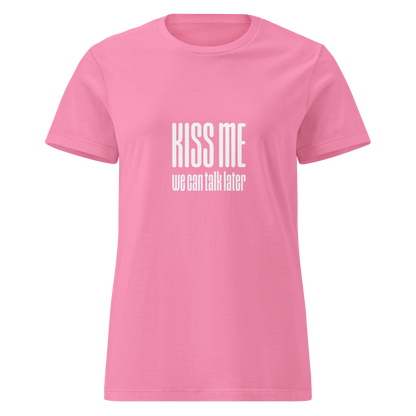 Pinkki huumoripaita naisille, tekstillä 'KISS ME – we can talk later'. Kielletään Kaikki -brändin värikäs ja flirttaileva design.