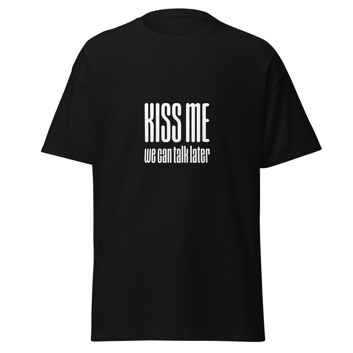 Musta unisex t-paita, jossa valkoinen teksti 'KISS ME – we can talk later'. Rohkea printti Kielletään Kaikki -verkkokaupasta.