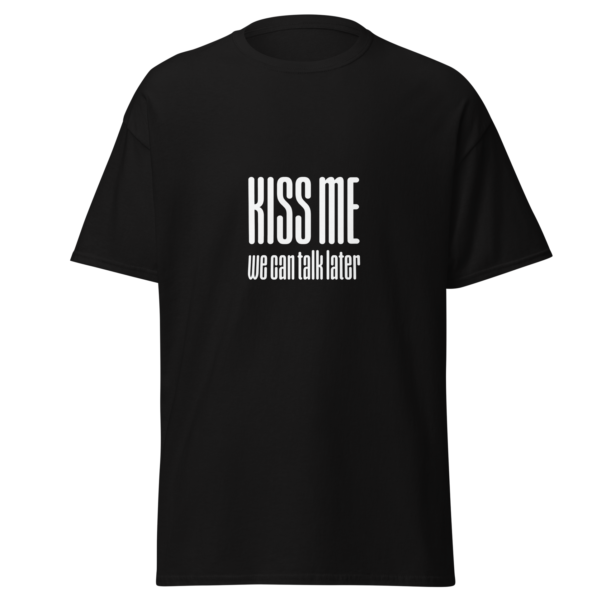 Musta unisex t-paita, jossa valkoinen teksti 'KISS ME – we can talk later'. Rohkea printti Kielletään Kaikki -verkkokaupasta.