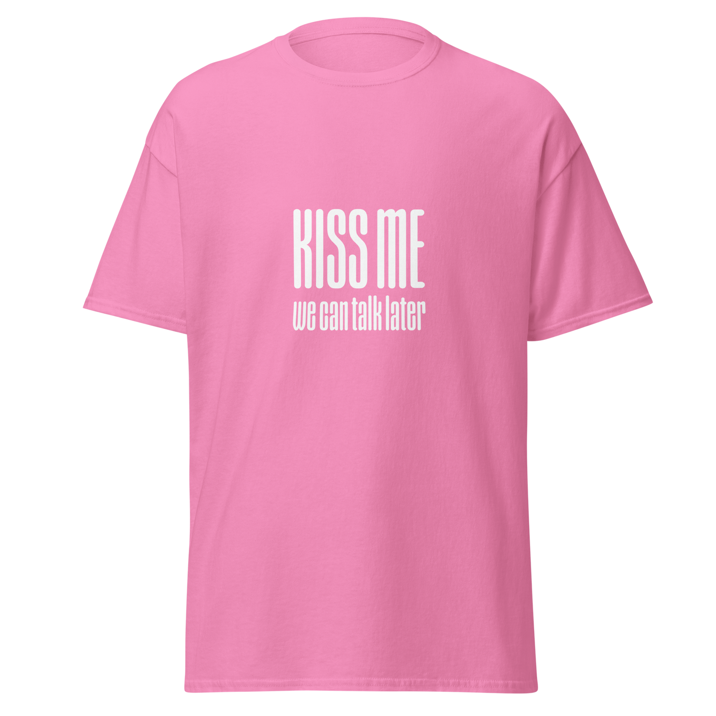 Pinkki unisex t-paita, jossa valkoinen printti 'KISS ME – we can talk later'. Kielletään Kaikki -brändin flirttaileva huumorityyli.