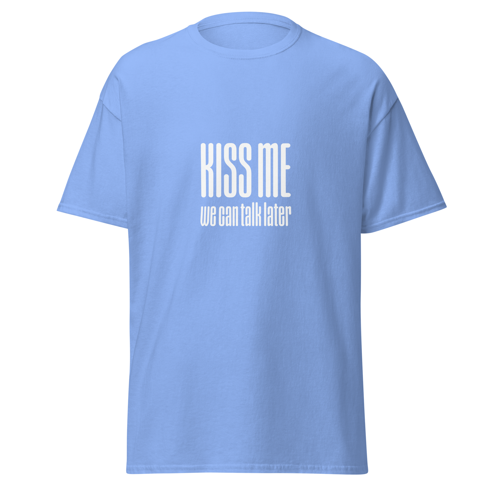 Taivaansininen unisex huumoripaita tekstillä 'KISS ME – we can talk later'. Kielletään Kaikki -mallisto.