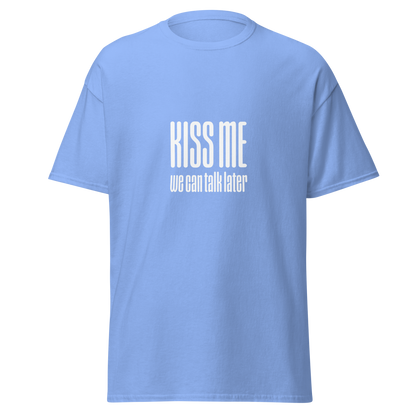 Taivaansininen unisex huumoripaita tekstillä 'KISS ME – we can talk later'. Kielletään Kaikki -mallisto.