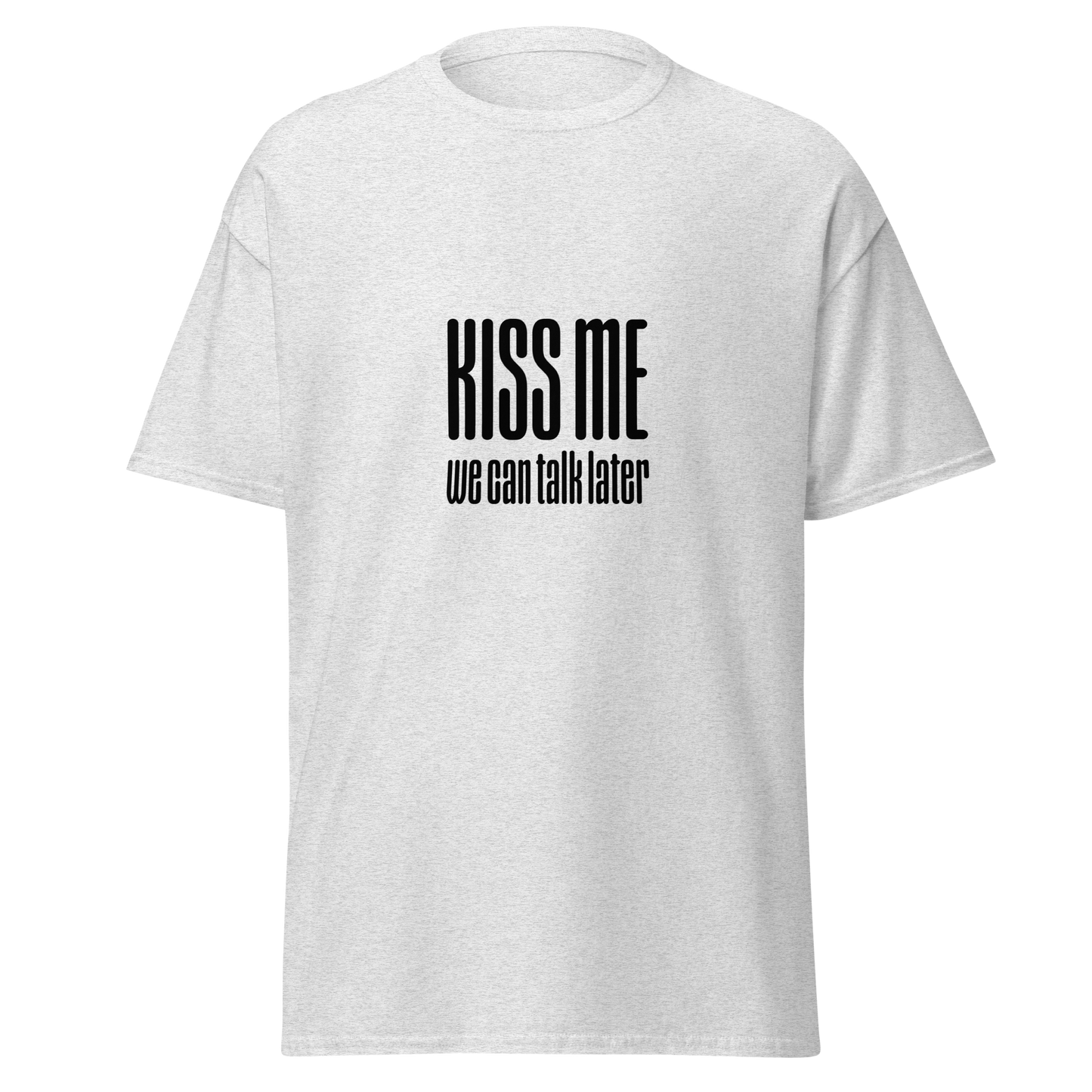 Meleerattu tuhkanharmaa unisex t-paita, jossa musta painatus 'KISS ME – we can talk later'. Huumoriprintti Kielletään Kaikki -mallistosta.