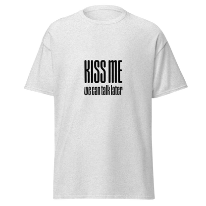 Meleerattu tuhkanharmaa unisex t-paita, jossa musta painatus 'KISS ME – we can talk later'. Huumoriprintti Kielletään Kaikki -mallistosta.