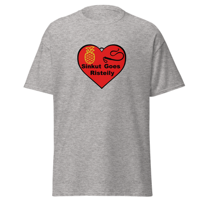 Harmaameleerattu unisex classic t-paita, edessä sydänkuvio ja teksti 'Sinkut Goes Risteily', mukana ananas ja ruoska. Kielletään Kaikki -labran treffimeriitti.
