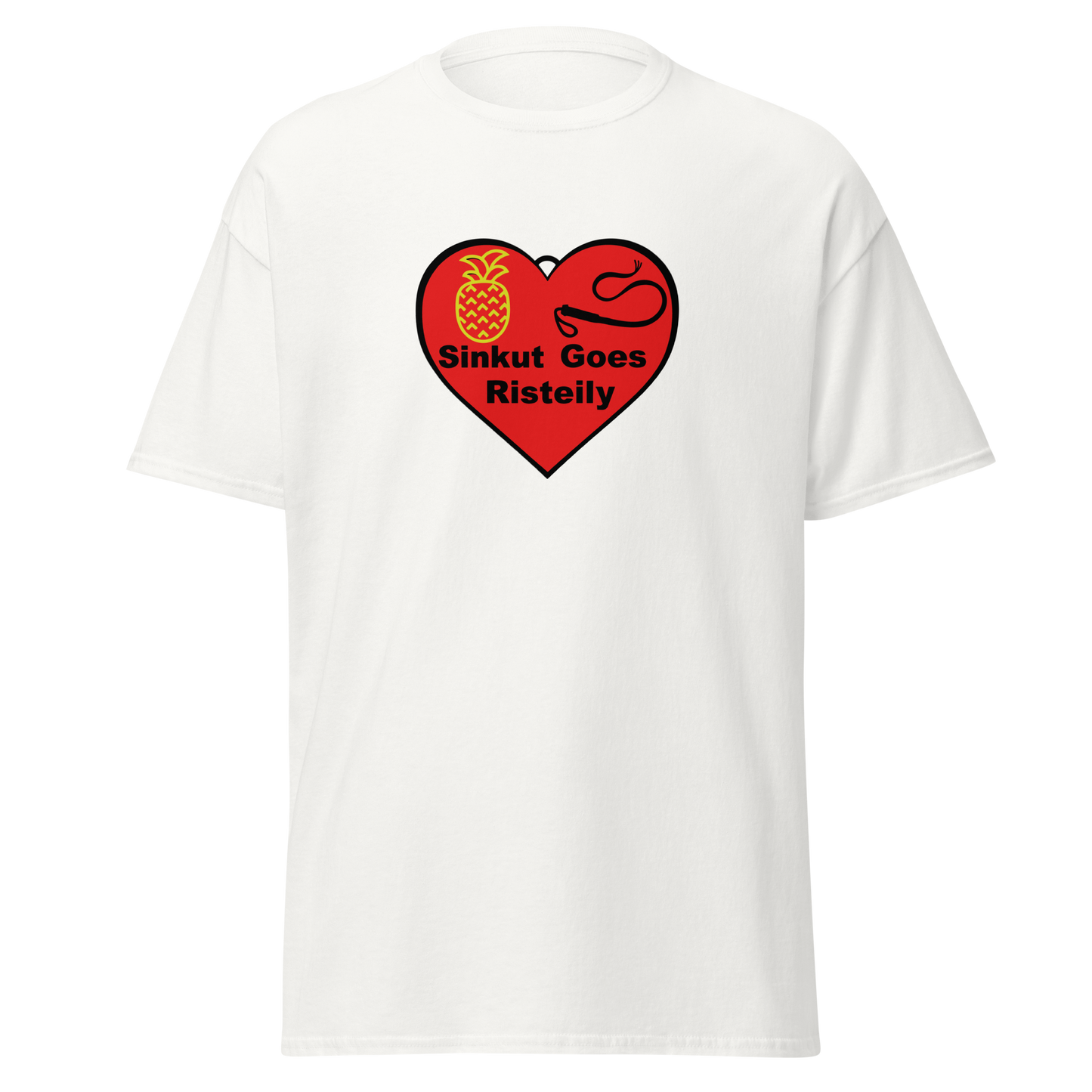 Valkoinen unisex classic t-paita, edessä punainen sydänprintti, jossa teksti 'Sinkut Goes Risteily' ja kuvituksena ananas sekä ruoska. Kielletään Kaikki -labran risteilymeininki.