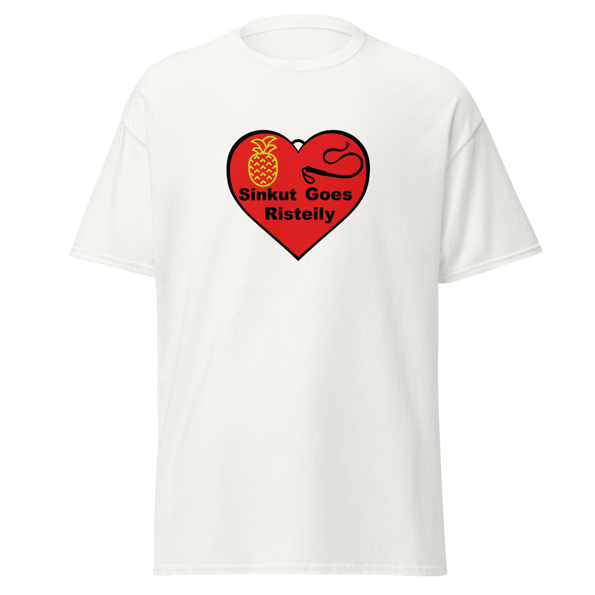 Valkoinen unisex classic t-paita, edessä punainen sydänprintti, jossa teksti 'Sinkut Goes Risteily' ja kuvituksena ananas sekä ruoska. Kielletään Kaikki -labran risteilymeininki.